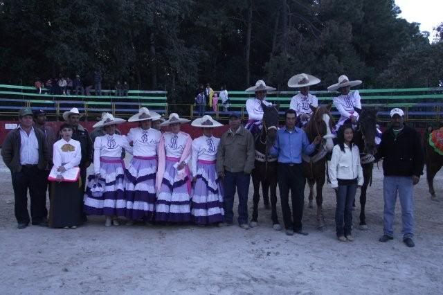 Rancheras de la Herradura de Apizaco recibiendo su premio y tomándose la foto una parte del comité organizador.