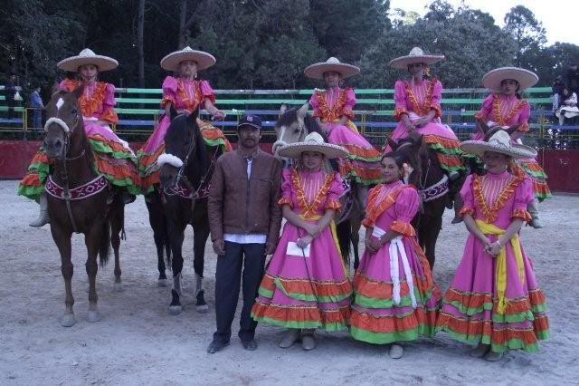 Gaviotas de Tlaxco campeonas Estatales y ganadadoras en Cruz de León, recibiendo la cantidad de $5.000.00 y hebillas de los Artesanos de Amozoc y una albarda por primer lugar en puntas cortesía de rancho San Jorge.