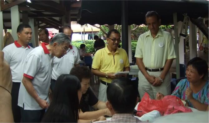 Kenneth Jeyaretnam and Chiam See Tong at a joint SPP-RP Walkabout in Bishan