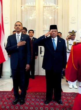 President Barack Obama and Indonesia's President Susilo Bambang Yudhoyono participate in the arrival ceremony at the Istana Merdeka State Palace Complex in Jakarta, Indonesia