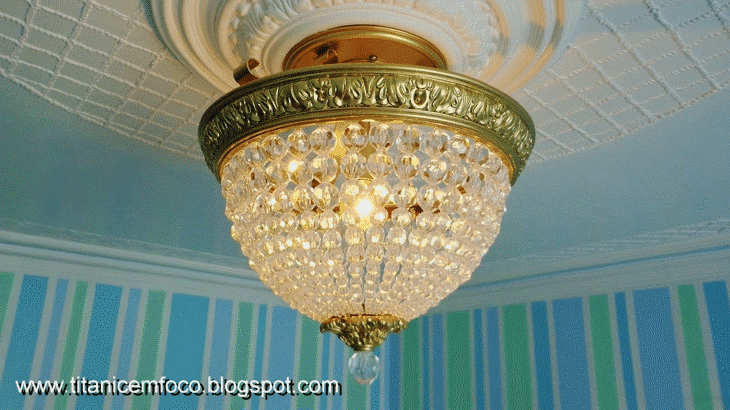 http://i818.photobucket.com/albums/zz107/rodriller/titanic_chandelier_by_rodrigo_piller_brazsil_1.gif